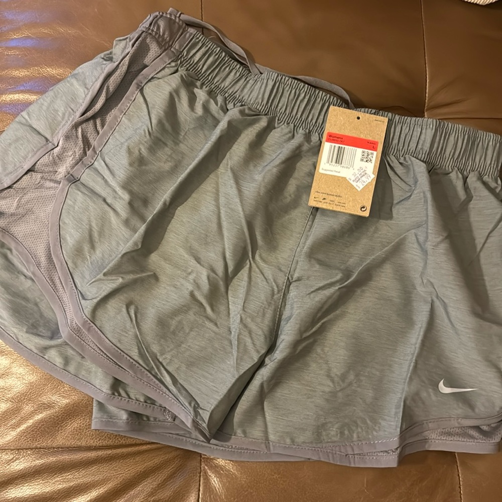 NWT Nike grey athletic shorts -women’s Sz L 🤍